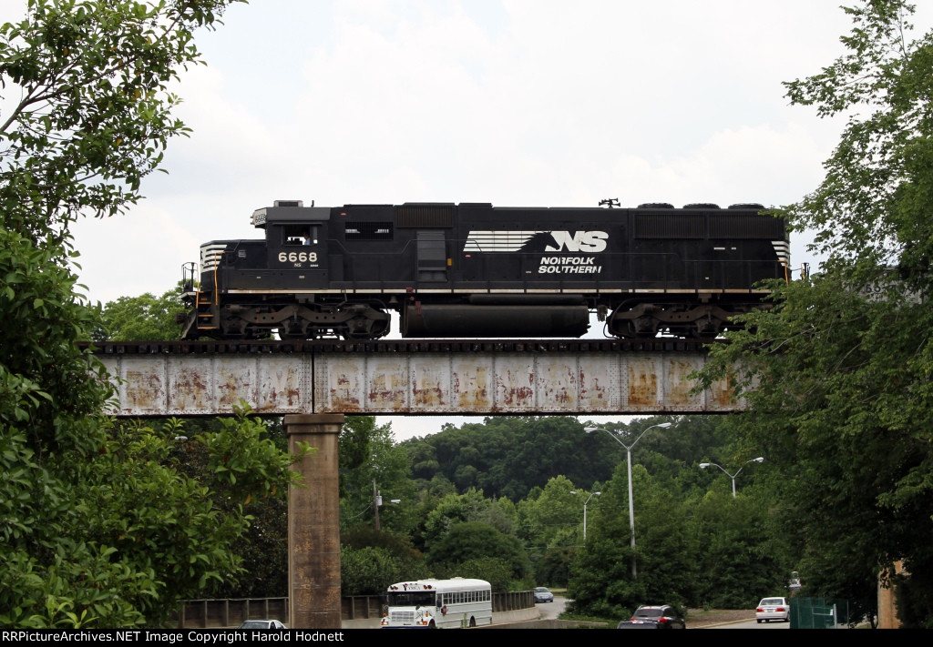 NS 6668 leads train E25 towards Boylan